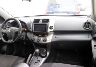 Подержанный автомобиль Toyota RAV4 2011 года (11 фото)