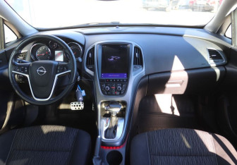 Подержанный автомобиль Opel Astra Sedan 2012 года (14 фото)