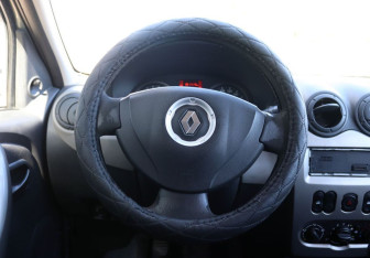 Подержанный автомобиль Renault Logan Sedan 2012 года (16 фото)
