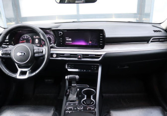 Подержанный автомобиль Kia K5 2021 года (15 фото)