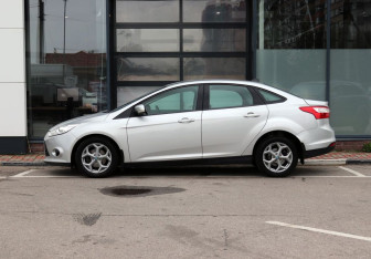 Подержанный автомобиль Ford Focus Sedan 2014 года (7 фото)