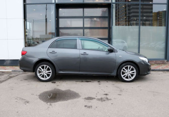 Подержанный автомобиль Toyota Corolla Sedan 2008 года (6 фото)