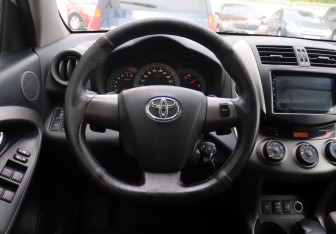 Подержанный автомобиль Toyota RAV4 2011 года (13 фото)