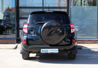 Подержанный автомобиль Toyota RAV4 2011 года (4 фото)