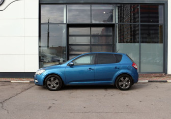 Подержанный автомобиль Kia Ceed Hatchback 2010 года (2 фото)