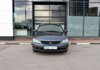 Подержанный автомобиль Mitsubishi Lancer Sedan 2005 года (8 фото)