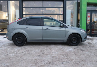 Подержанный автомобиль Ford Focus Hatchback 2009 года (6 фото)
