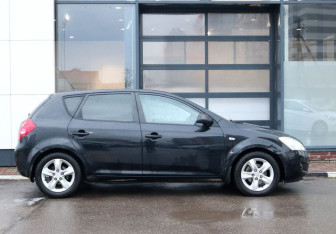 Подержанный автомобиль Kia Ceed Hatchback 2007 года (8 фото)