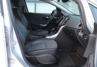 Подержанный автомобиль Opel Astra Hatchback 2013 года (12 фото)