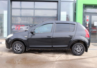 Подержанный автомобиль Renault Sandero 2010 года (6 фото)