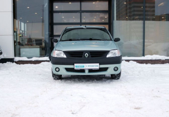 Подержанный автомобиль Renault Logan Sedan 2005 года (8 фото)