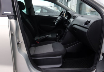 Подержанный автомобиль Volkswagen Polo Sedan 2014 года (13 фото)