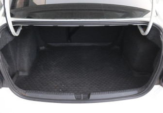 Подержанный автомобиль Volkswagen Polo Sedan 2013 года (10 фото)