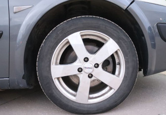 Подержанный автомобиль Renault Megane Sedan 2006 года (11 фото)