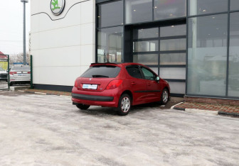 Подержанный автомобиль Peugeot 207 Hatchback 2008 года (5 фото)