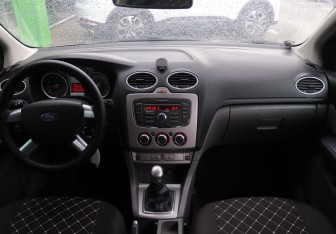 Подержанный автомобиль Ford Focus Hatchback 2011 года (12 фото)