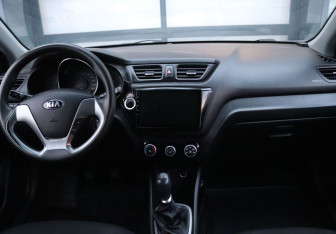 Подержанный автомобиль Kia Rio Hatchback 2016 года (15 фото)