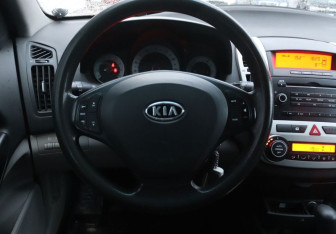 Подержанный автомобиль Kia Ceed Hatchback 2007 года (13 фото)