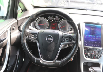 Подержанный автомобиль Opel Astra Hatchback 2013 года (15 фото)