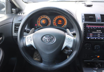 Подержанный автомобиль Toyota Corolla Sedan 2007 года (16 фото)