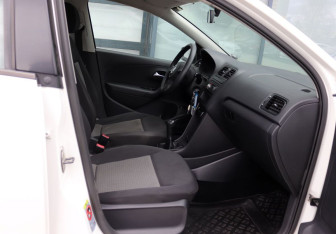 Подержанный автомобиль Volkswagen Polo Sedan 2012 года (9 фото)