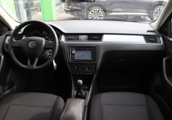 Подержанный автомобиль Skoda Rapid Liftback 2015 года (15 фото)