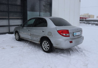 Подержанный автомобиль Kia Rio Sedan 2003 года (3 фото)