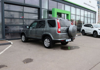 Подержанный автомобиль Honda CR-V 2005 года (3 фото)