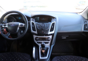 Подержанный автомобиль Ford Focus Hatchback 2012 года (13 фото)
