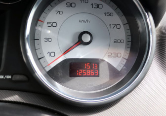 Подержанный автомобиль Peugeot 308 Hatchback 2009 года (9 фото)