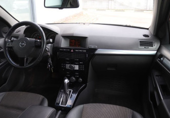 Подержанный автомобиль Opel Astra Sedan 2010 года (13 фото)