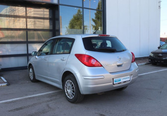Подержанный автомобиль Nissan Tiida Hatchback 2010 года (3 фото)