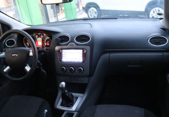 Подержанный автомобиль Ford Focus Hatchback 2009 года (13 фото)