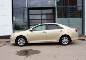 Подержанный автомобиль Toyota Camry Sedan 2013 года (2 фото)