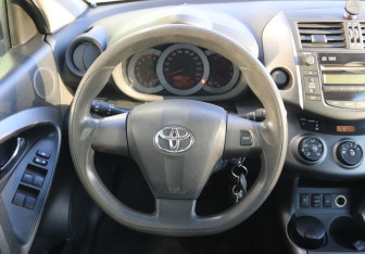 Подержанный автомобиль Toyota RAV4 2012 года (15 фото)