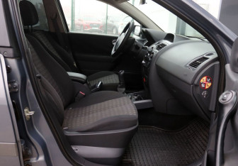 Подержанный автомобиль Renault Megane Sedan 2006 года (13 фото)