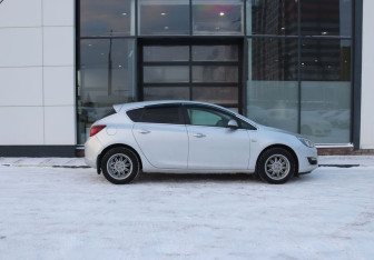 Подержанный автомобиль Opel Astra Hatchback 2013 года (6 фото)