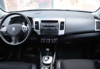 Подержанный автомобиль Peugeot 4007 2011 года (14 фото)