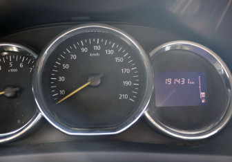 Подержанный автомобиль Renault Logan Sedan 2015 года (14 фото)