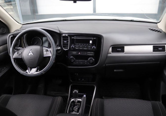 Подержанный автомобиль Mitsubishi Outlander 2017 года (14 фото)
