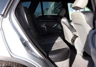 Подержанный автомобиль BMW X5 2001 года (12 фото)