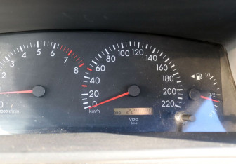 Подержанный автомобиль Toyota Corolla Hatchback 2003 года (17 фото)