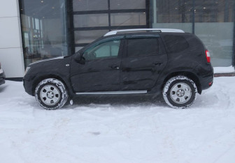 Подержанный автомобиль Nissan Terrano 2015 года (2 фото)