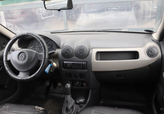 Подержанный автомобиль Renault Logan Sedan 2013 года (13 фото)