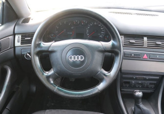 Подержанный автомобиль Audi A6 Sedan 2000 года (15 фото)