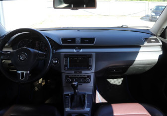 Подержанный автомобиль Volkswagen Passat Sedan 2011 года (13 фото)
