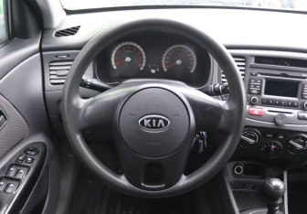 Подержанный автомобиль Kia Rio Sedan 2010 года (15 фото)