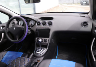 Подержанный автомобиль Peugeot 308 Hatchback 2009 года (12 фото)