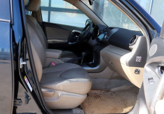 Подержанный автомобиль Toyota RAV4 2011 года (11 фото)