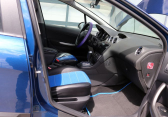 Подержанный автомобиль Peugeot 308 Hatchback 2009 года (18 фото)